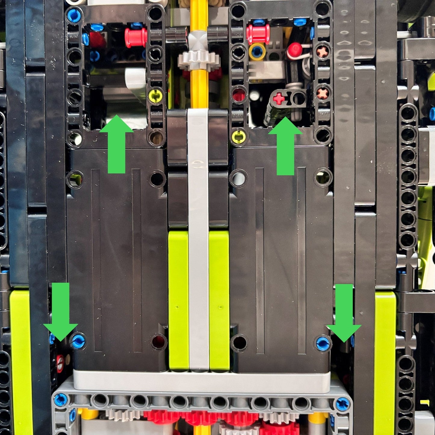 Horisontal væg-holder til LEGO® 42115 Lamborghini monteret på væg i 30 graders udstilling