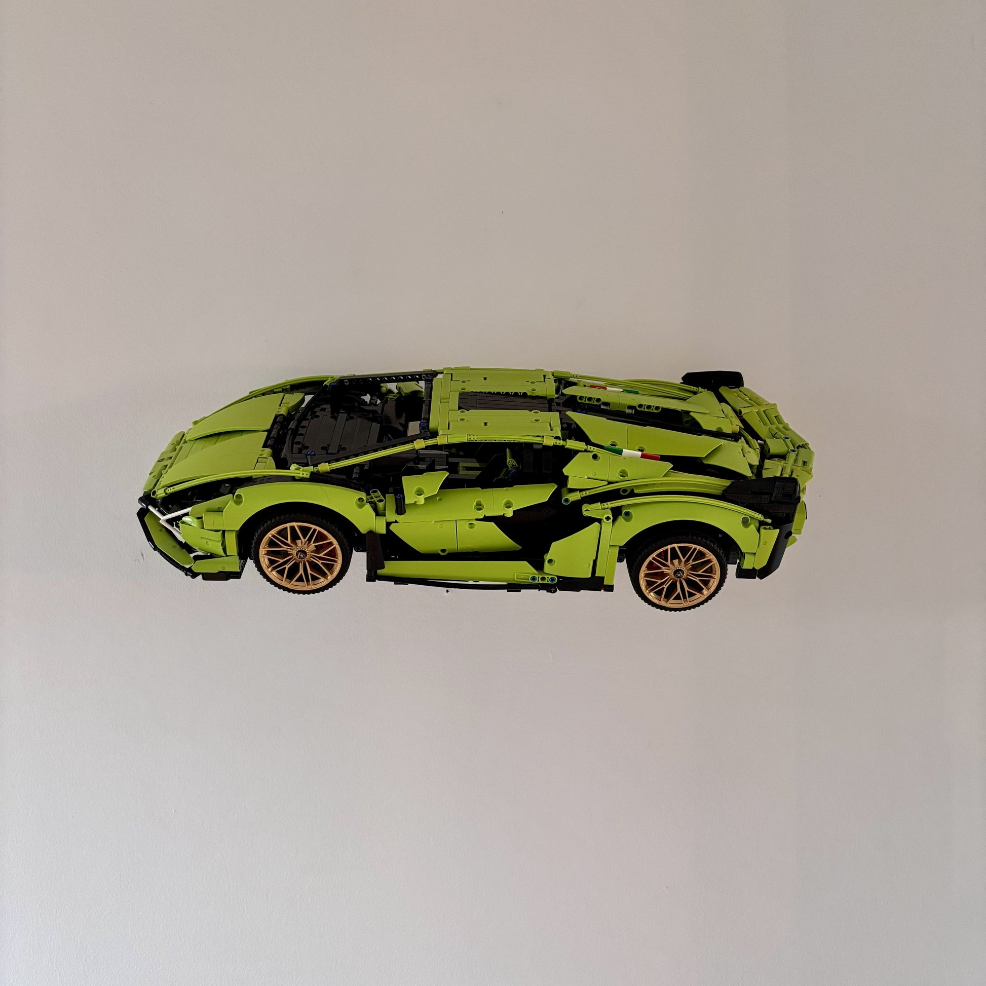 Horisontal væg-holder til LEGO® 42115 Lamborghini monteret på væg i 30 graders udstilling