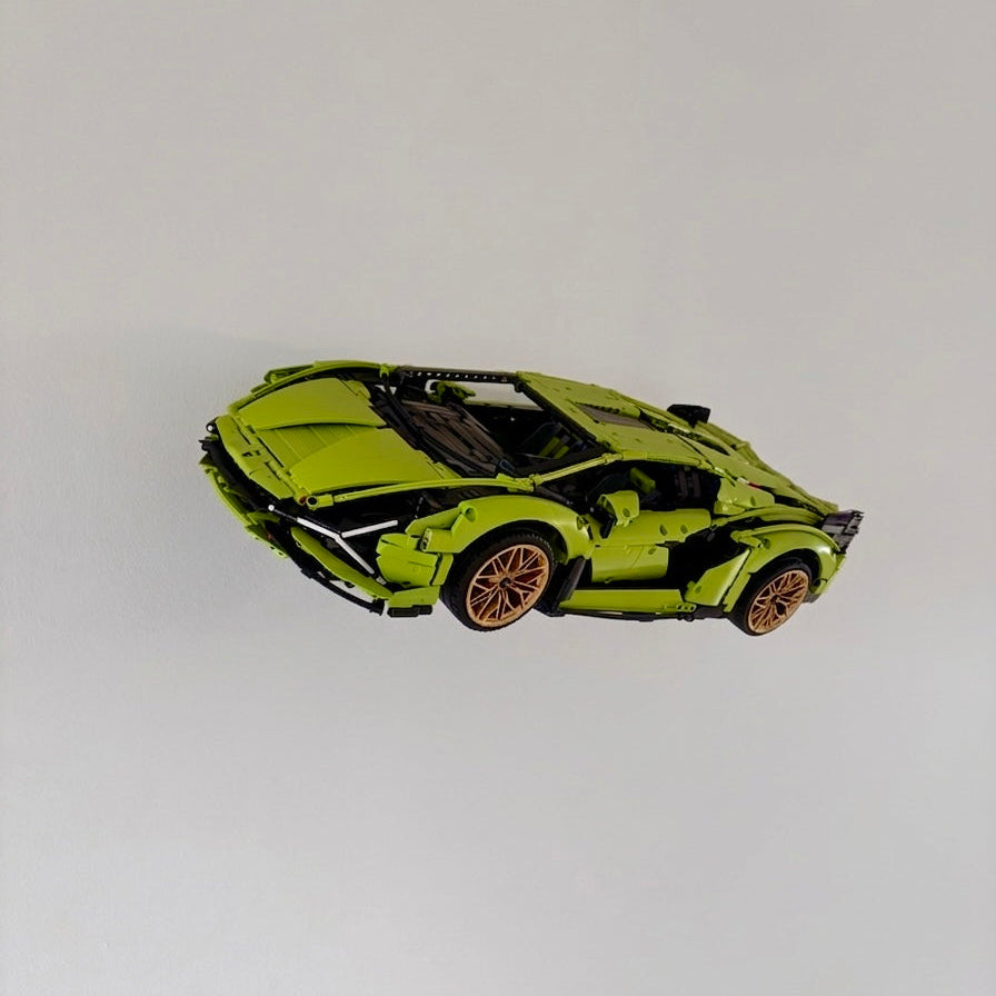Horisontal væg-holder til LEGO® 42115 Lamborghini monteret på væg i 30 graders udstilling