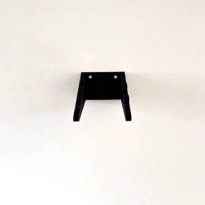 Horisontal væg-holder til LEGO® 42143 Ferrari monteret på væg i 30 graders udstilling