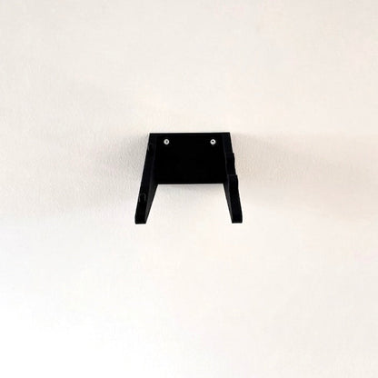 Horisontal væg-holder til LEGO® 42143 Ferrari monteret på væg i 30 graders udstilling