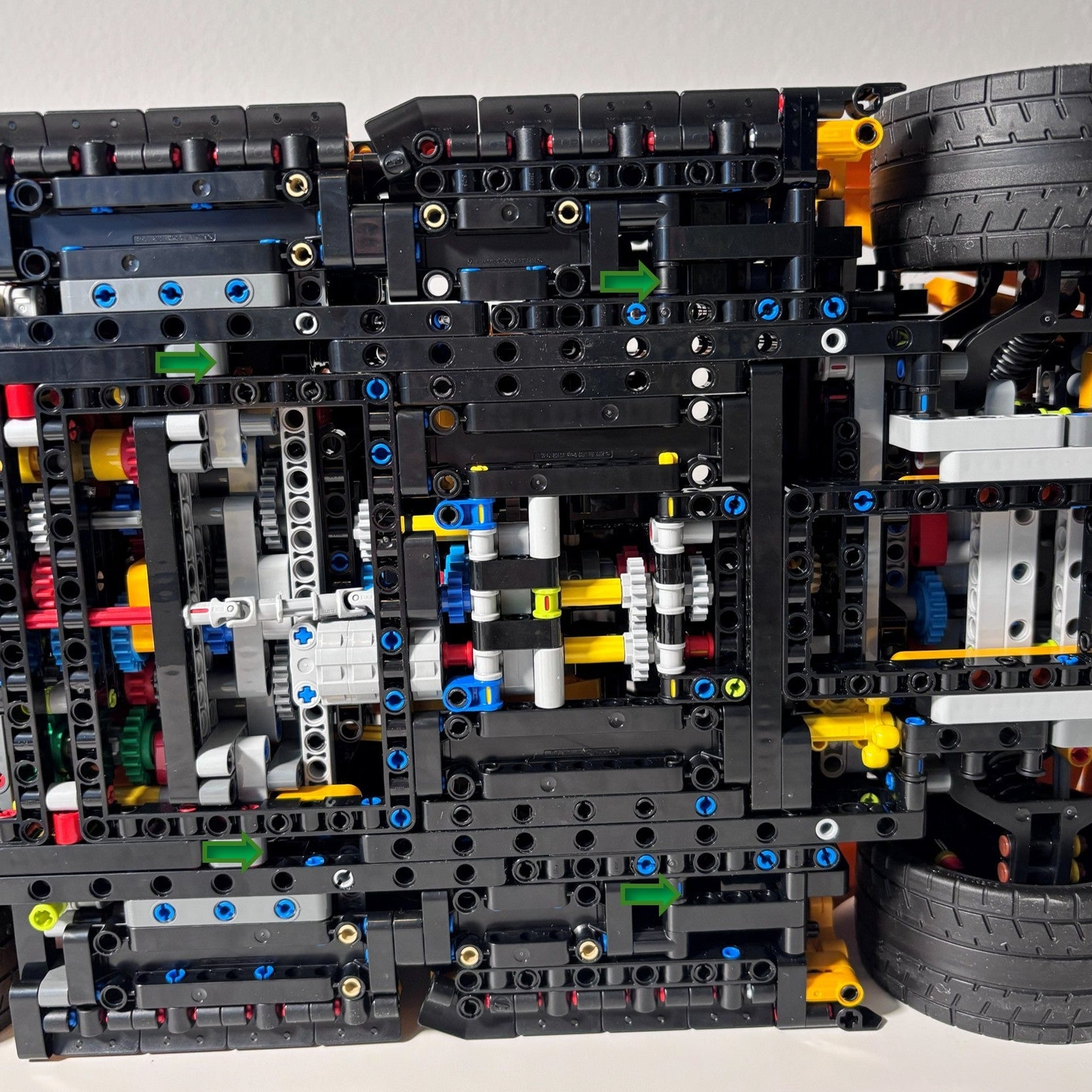Horisontal væg-holder til LEGO® 42172 McLaren P1 monteret på væg i 30 graders udstilling