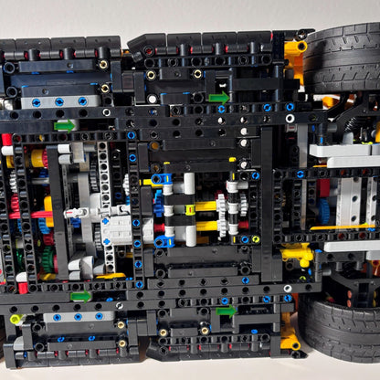 Horisontal væg-holder til LEGO® 42172 McLaren P1 monteret på væg i 30 graders udstilling