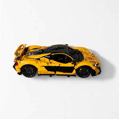 Horisontal væg-holder til LEGO® 42172 McLaren P1 monteret på væg i 30 graders udstilling