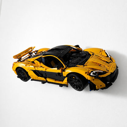 Horisontal væg-holder til LEGO® 42172 McLaren P1 monteret på væg i 30 graders udstilling