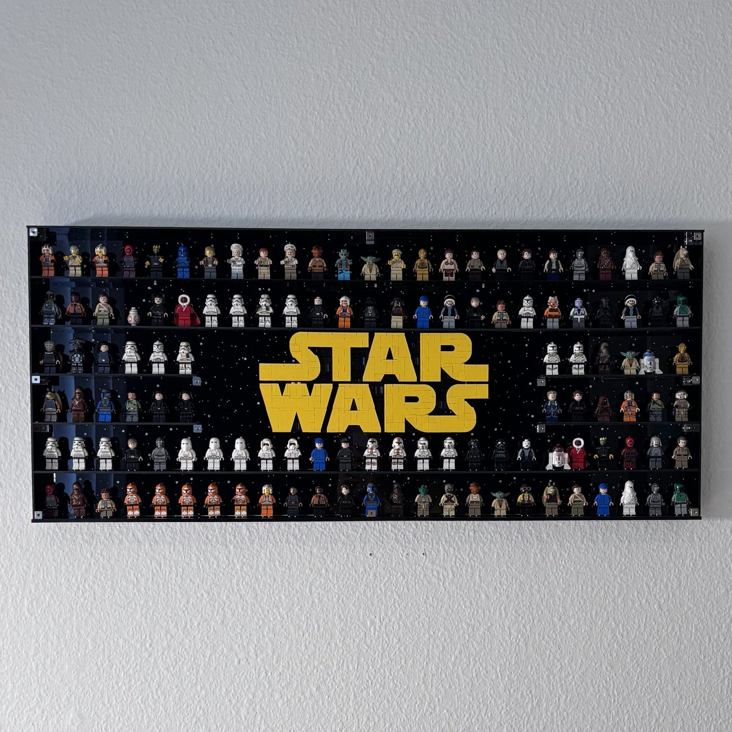 Væghæng akrylkasse til 124 Minifigure og Star Wars Logo. 