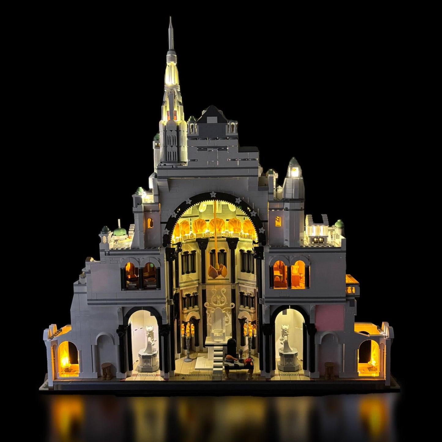 Lyskit installeret i LEGO® Minas Tirith™ 11377 med oplyste flammer og bymure