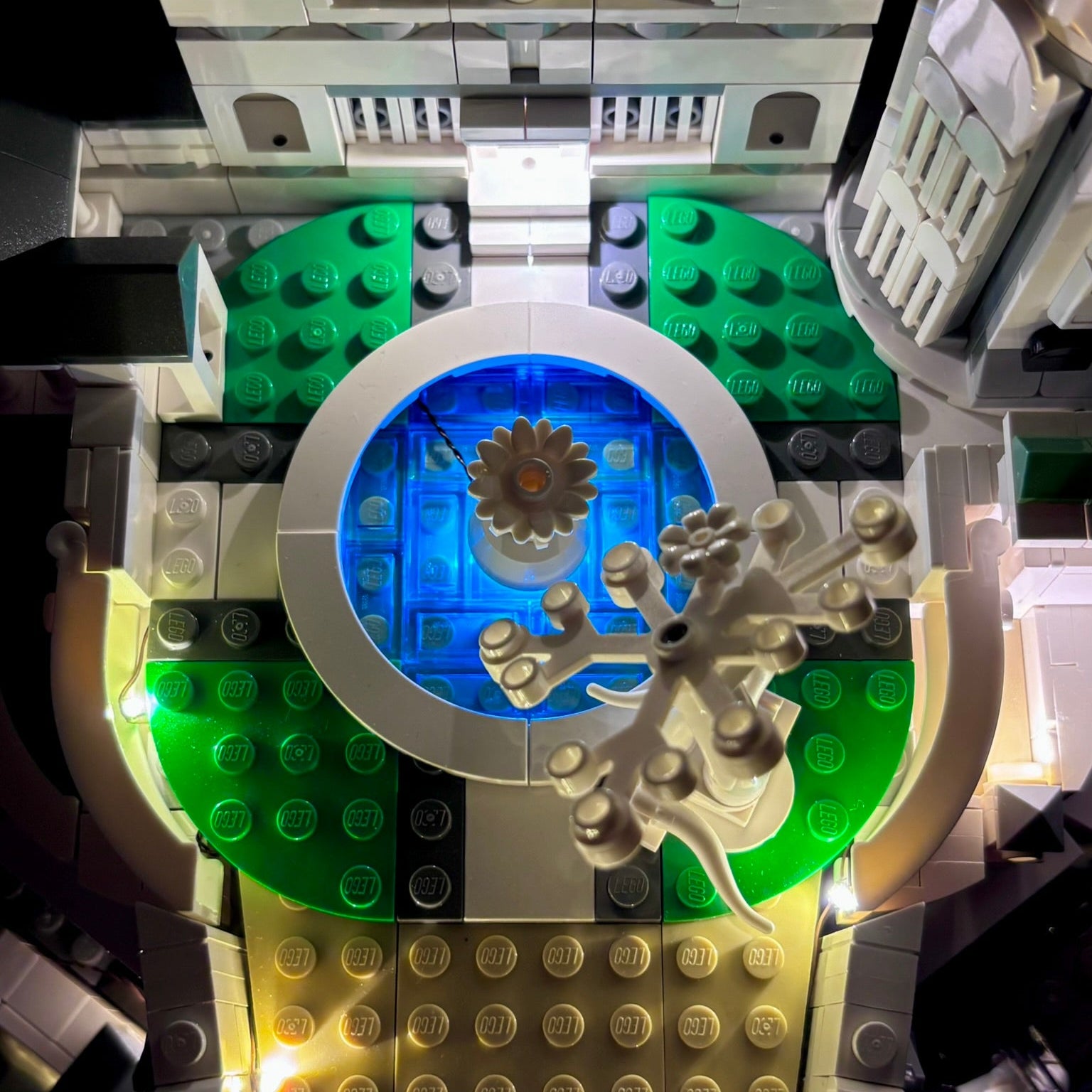 Lyskit installeret i LEGO® Minas Tirith™ 11377 med oplyste flammer og bymure