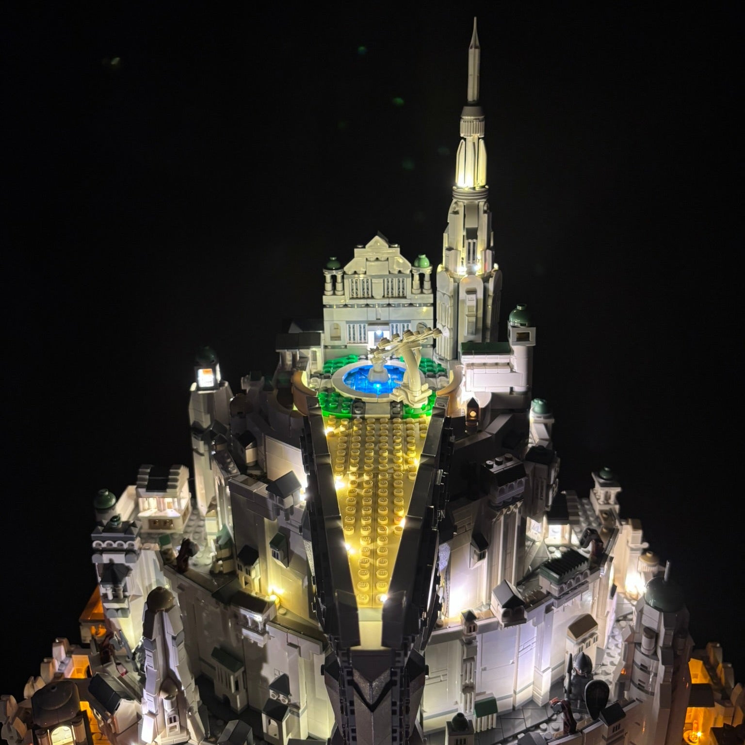 Lyskit installeret i LEGO® Minas Tirith™ 11377 med oplyste flammer og bymure