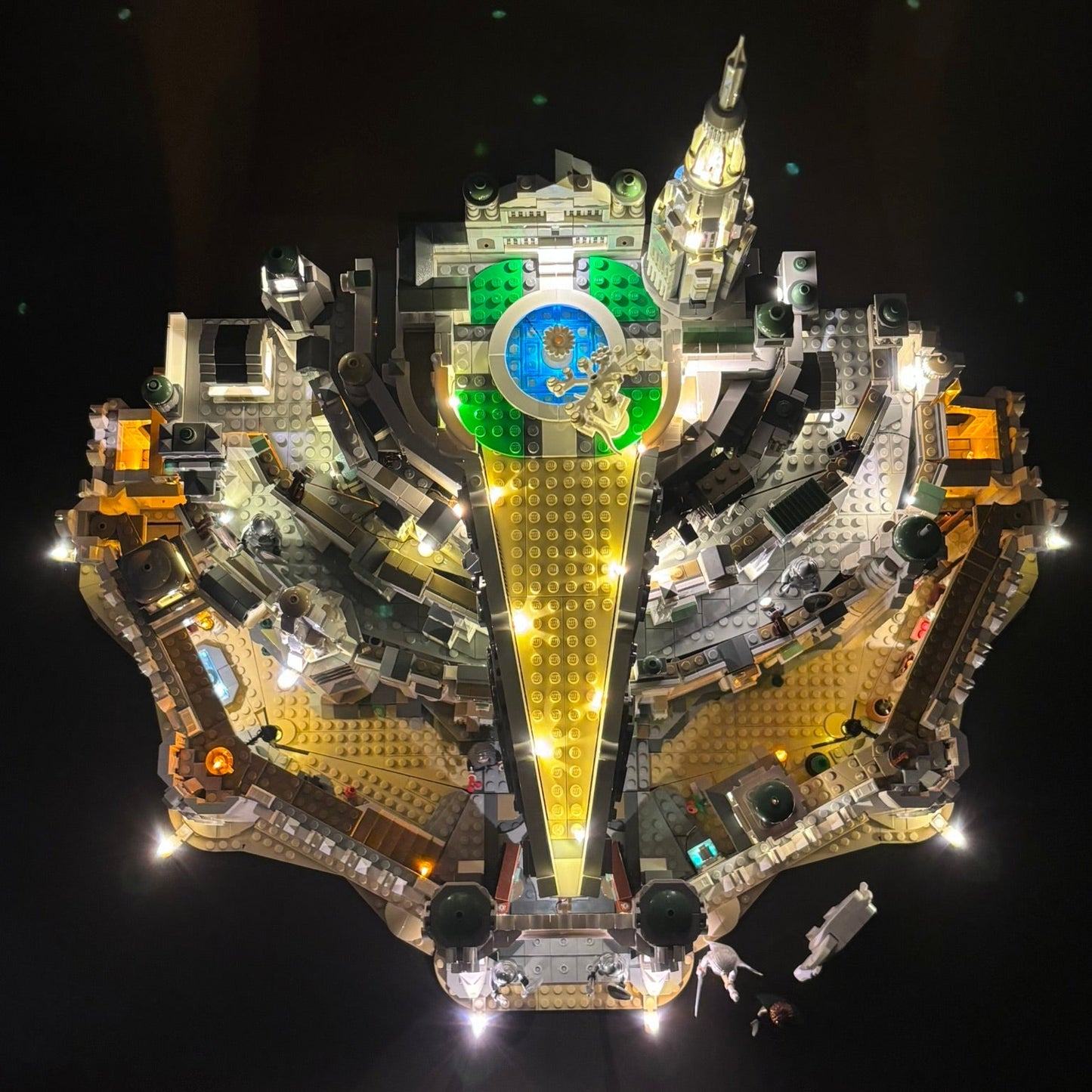Lyskit installeret i LEGO® Minas Tirith™ 11377 med oplyste flammer og bymure