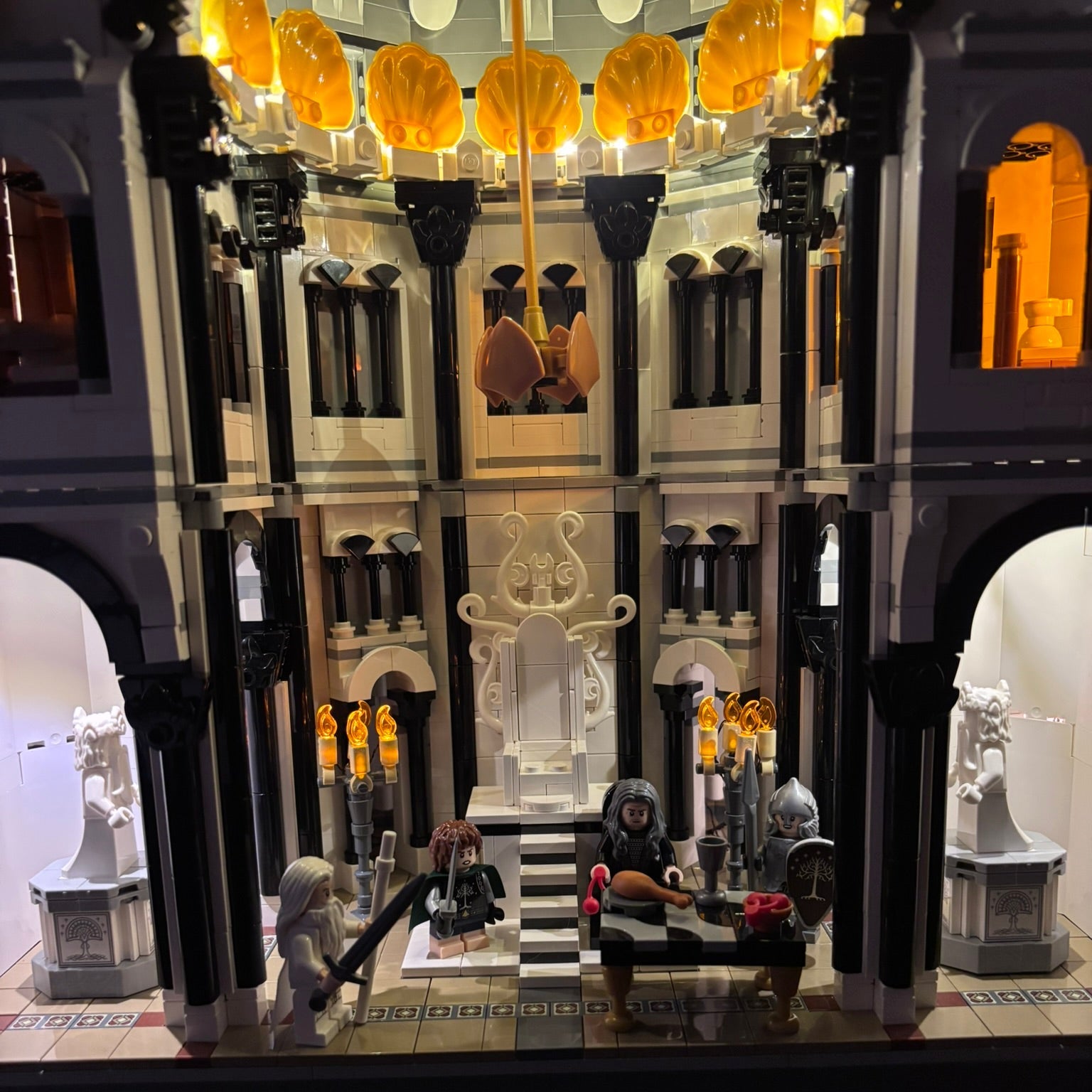 Lyskit installeret i LEGO® Minas Tirith™ 11377 med oplyste flammer og bymure