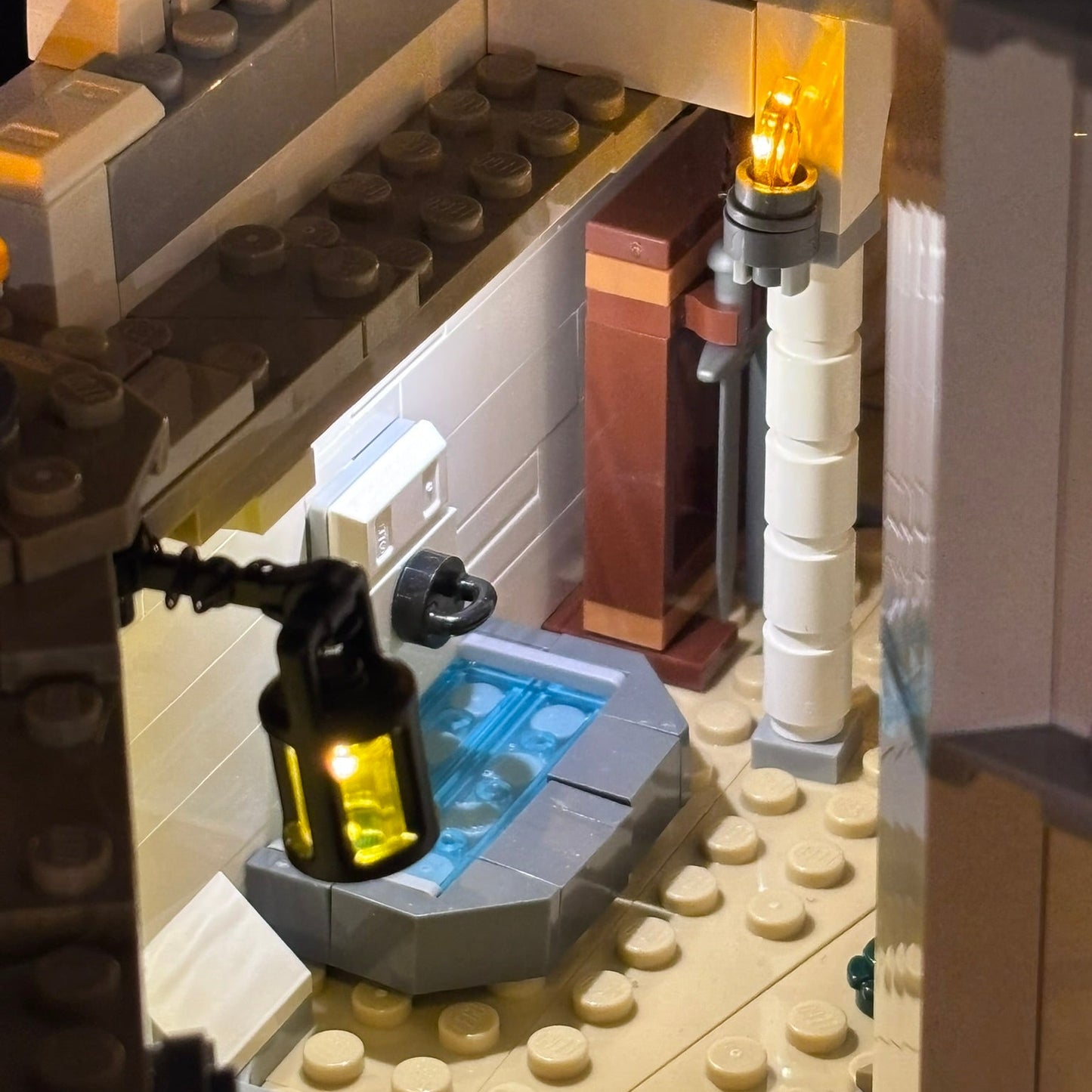 Lyskit installeret i LEGO® Minas Tirith™ 11377 med oplyste flammer og bymure