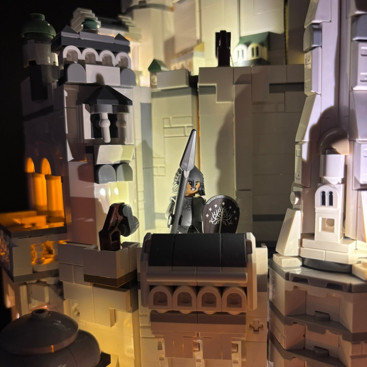 Lyskit installeret i LEGO® Minas Tirith™ 11377 med oplyste flammer og bymure