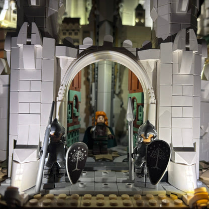Lyskit installeret i LEGO® Minas Tirith™ 11377 med oplyste flammer og bymure