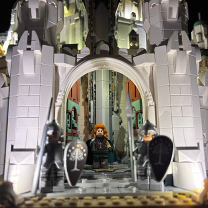 Lyskit installeret i LEGO® Minas Tirith™ 11377 med oplyste flammer og bymure