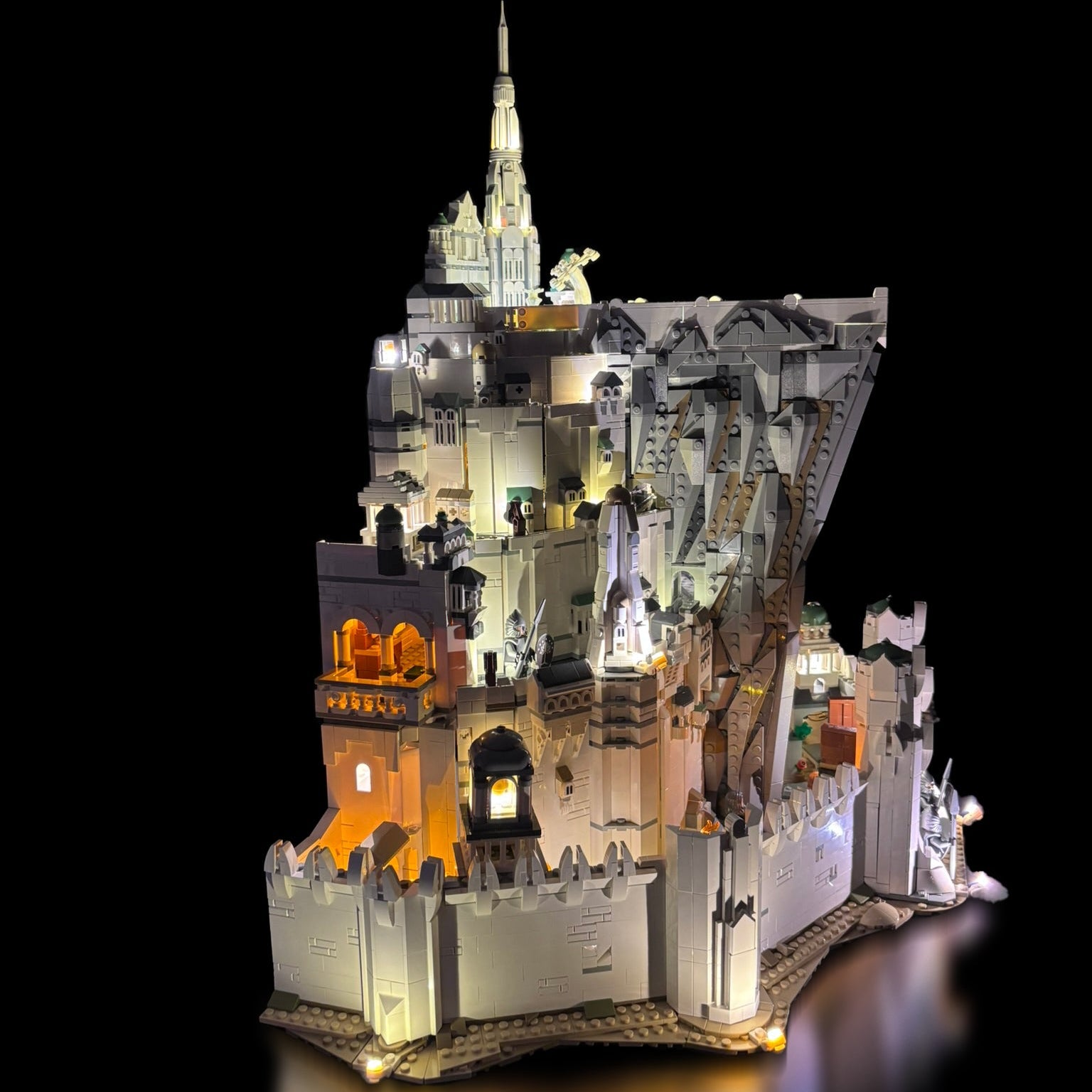 Lyskit installeret i LEGO® Minas Tirith™ 11377 med oplyste flammer og bymure