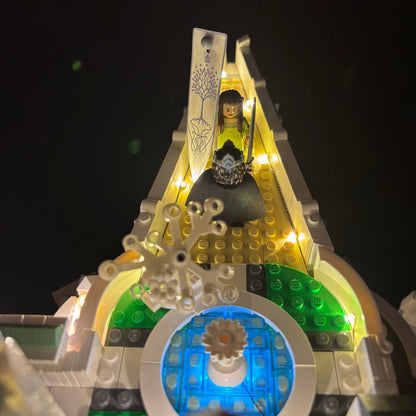 Lyskit installeret i LEGO® Minas Tirith™ 11377 med oplyste flammer og bymure