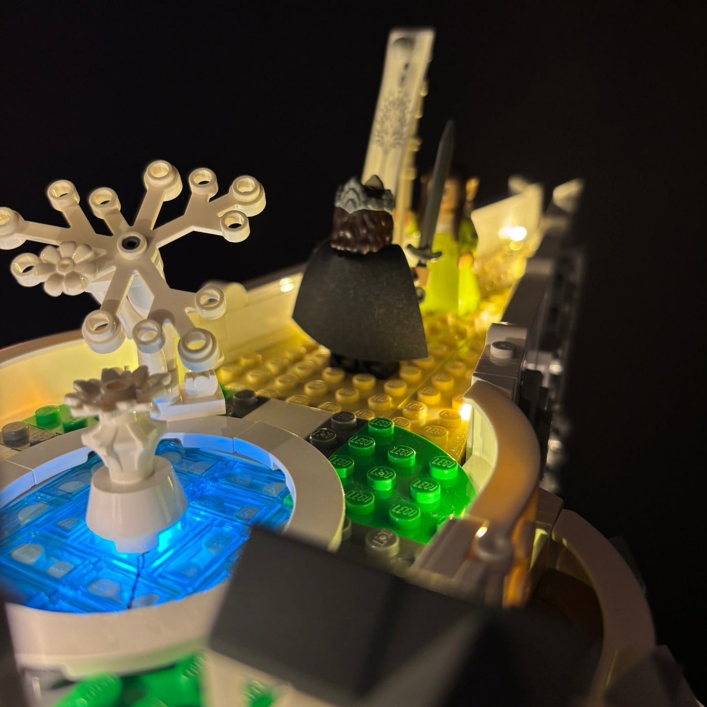 Lyskit installeret i LEGO® Minas Tirith™ 11377 med oplyste flammer og bymure