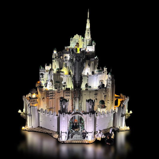 Lyskit installeret i LEGO® Minas Tirith™ 11377 med oplyste flammer og bymure