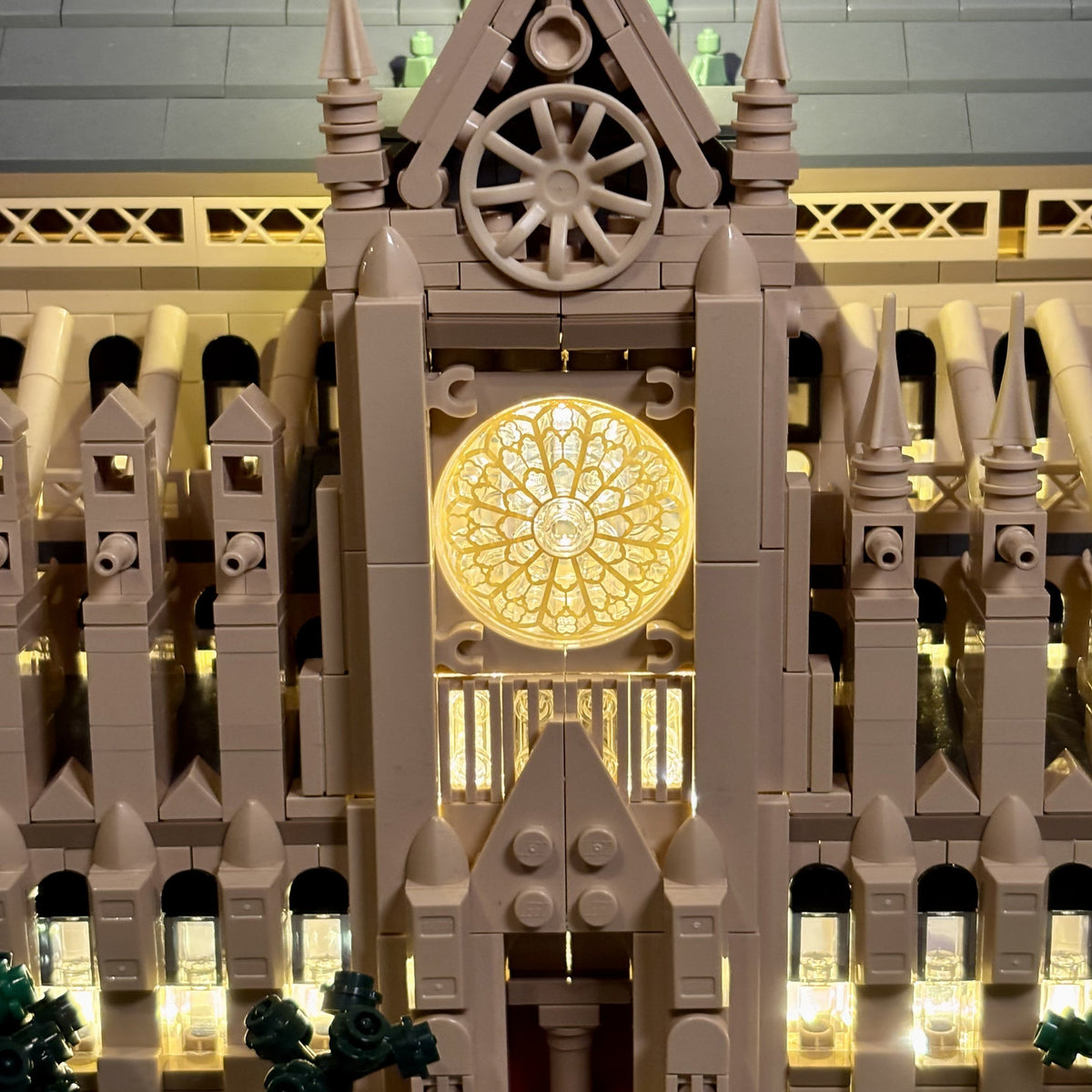 Lysit til LEGO 21061 Notre-Dame de Paris