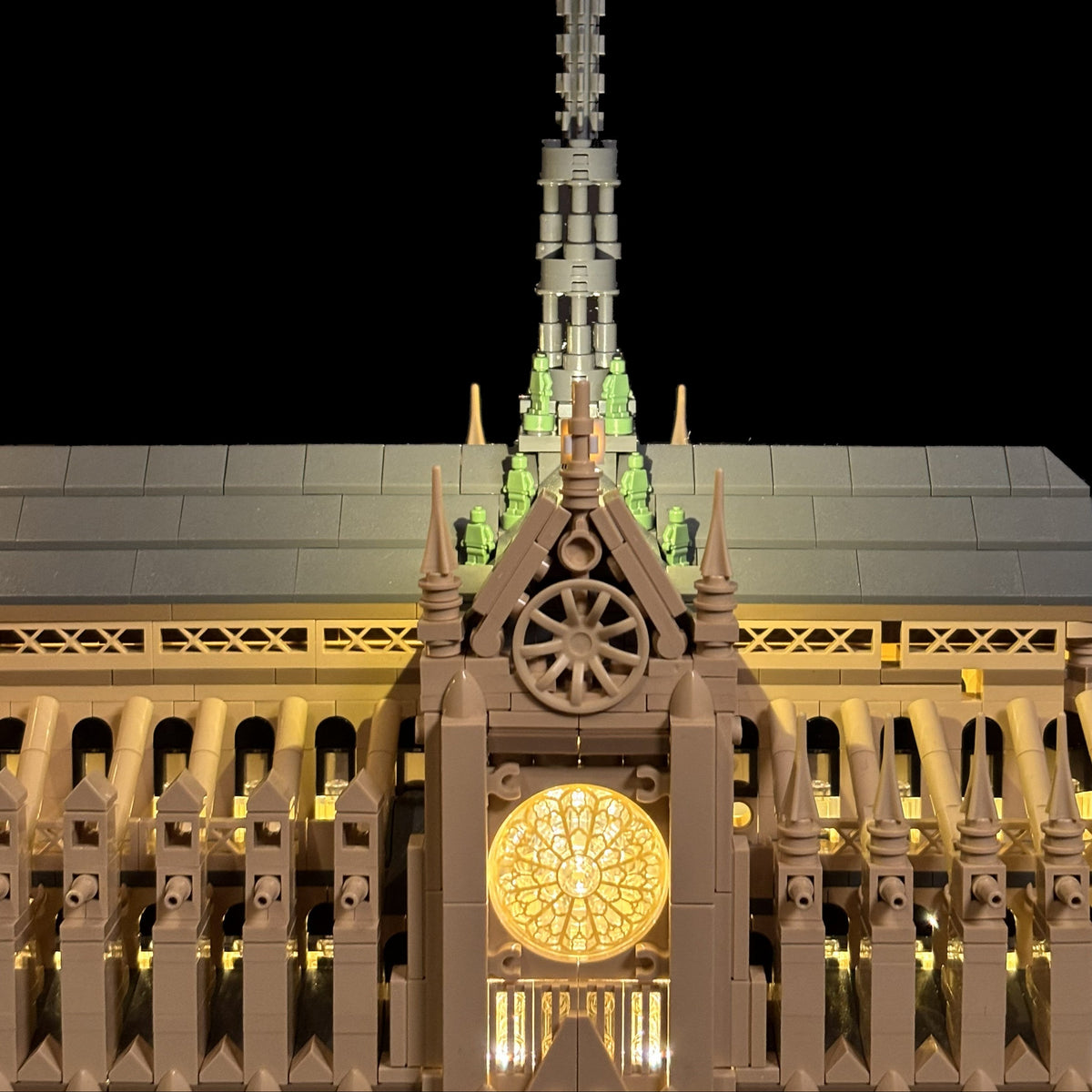 Lysit til LEGO 21061 Notre-Dame de Paris