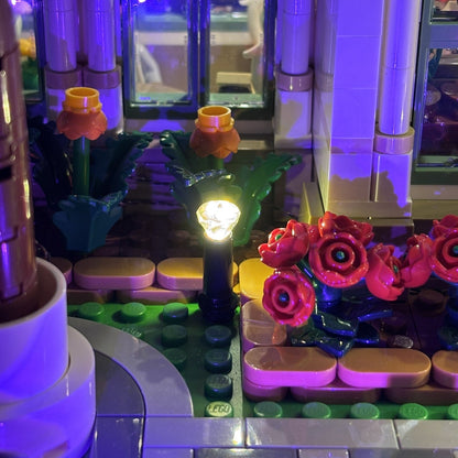Lyskit til LEGO® 21353 The Botanical Garden med LED-lys, der fremhæver planter, blomster og detaljer i den botaniske have.