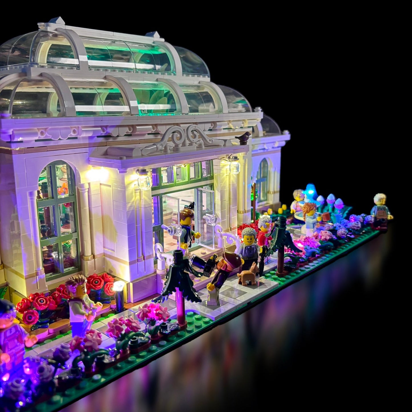 Lyskit til LEGO® 21353 The Botanical Garden med LED-lys, der fremhæver planter, blomster og detaljer i den botaniske have.