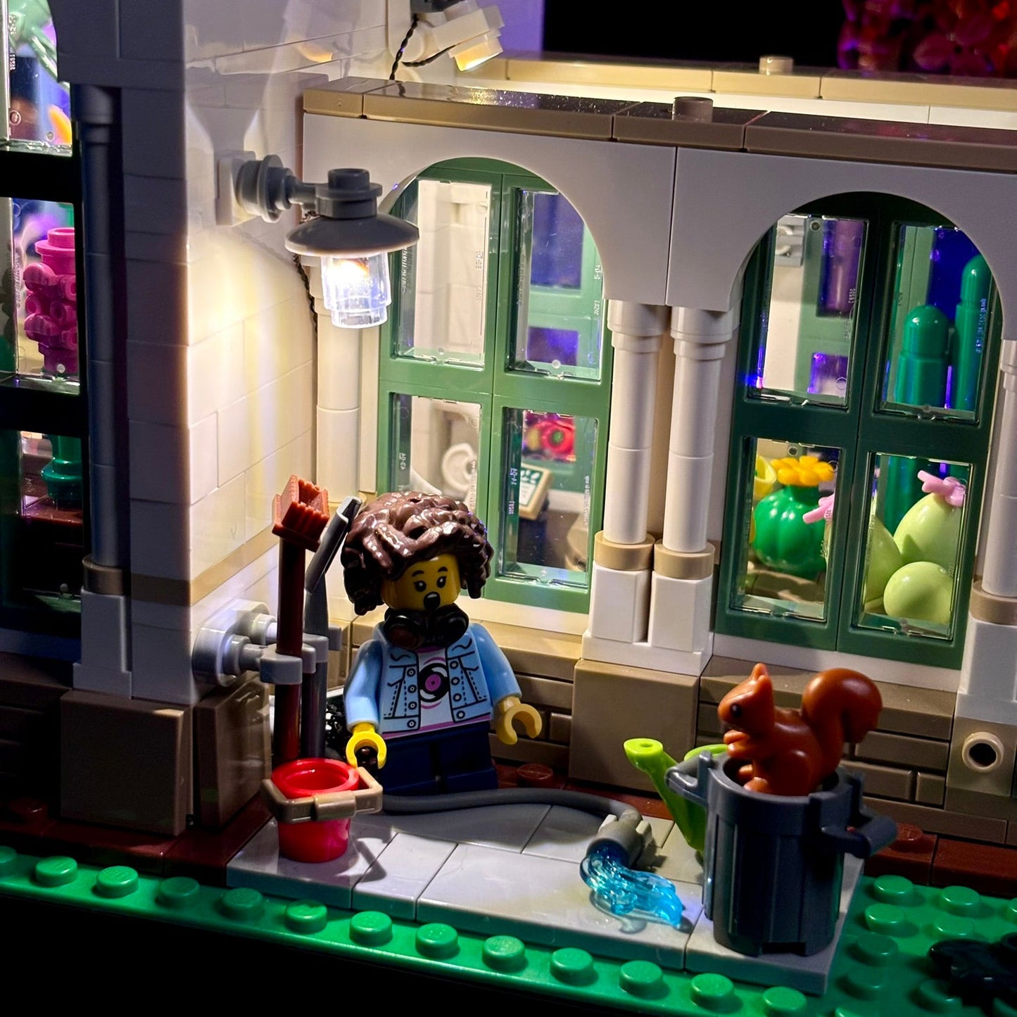 Lyskit til LEGO® 21353 The Botanical Garden med LED-lys, der fremhæver planter, blomster og detaljer i den botaniske have.