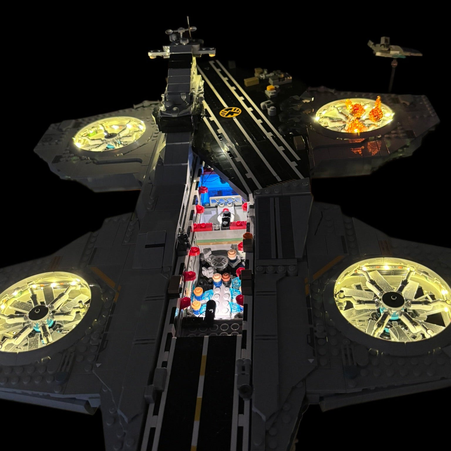 Lyskit installeret i LEGO® Marvel S.H.I.E.L.D. Helicarrier 76354