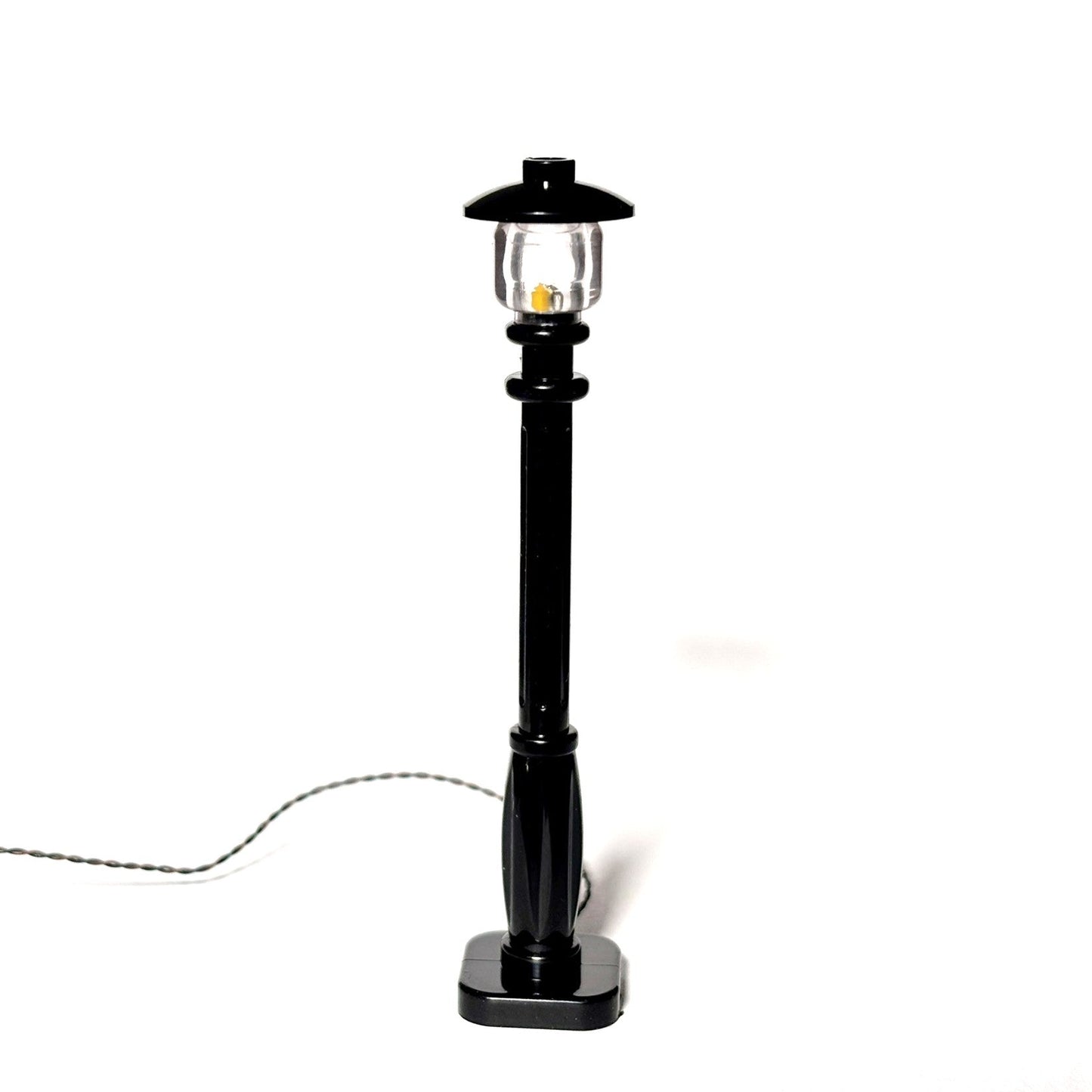 LED-lys indbygget i LEGO®-kompatibel gadelampe, perfekt til at skabe hyggelig belysning i dine modeller