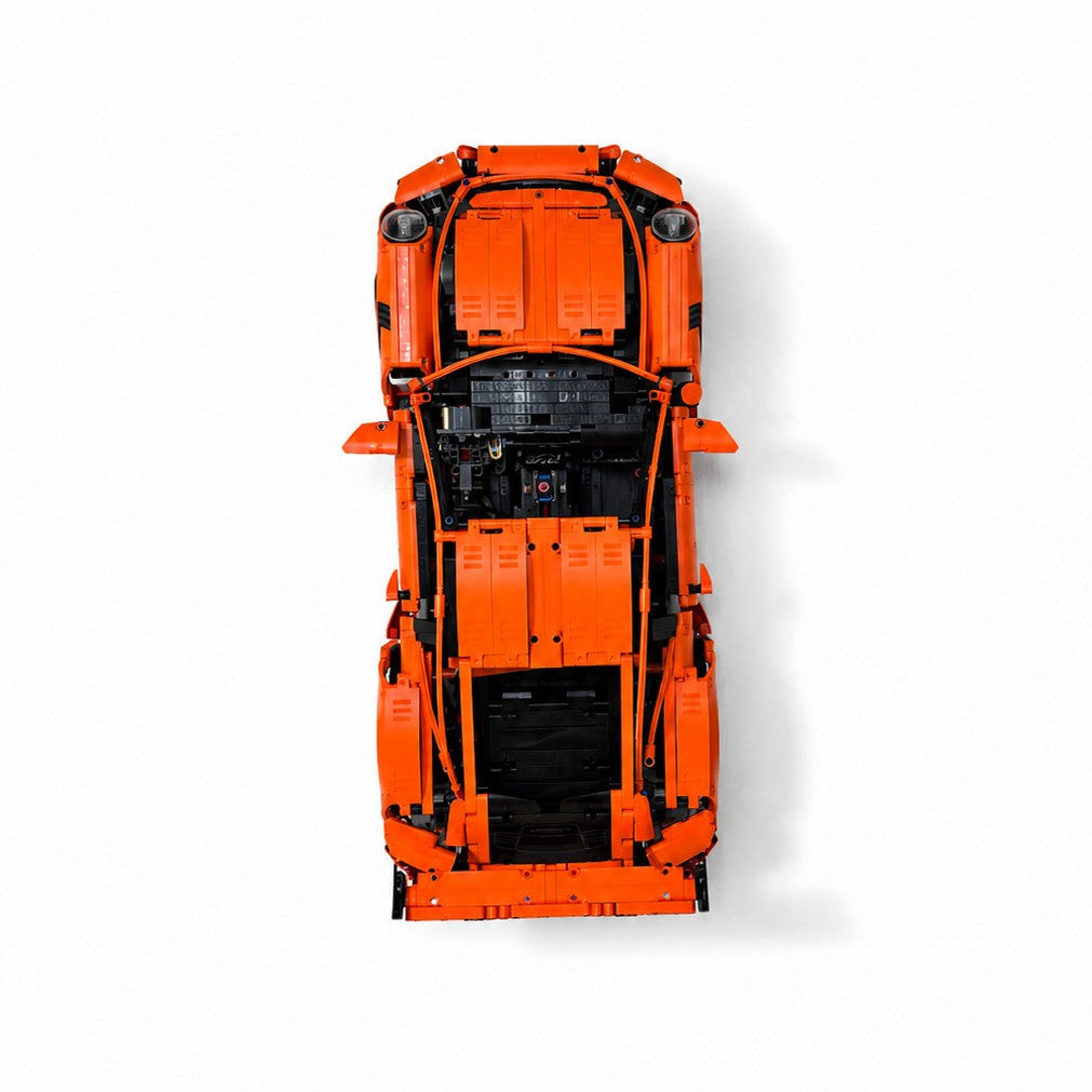 Vertikal væg-holder til LEGO® 42056 Porsche monteret på væg i lodret udstilling