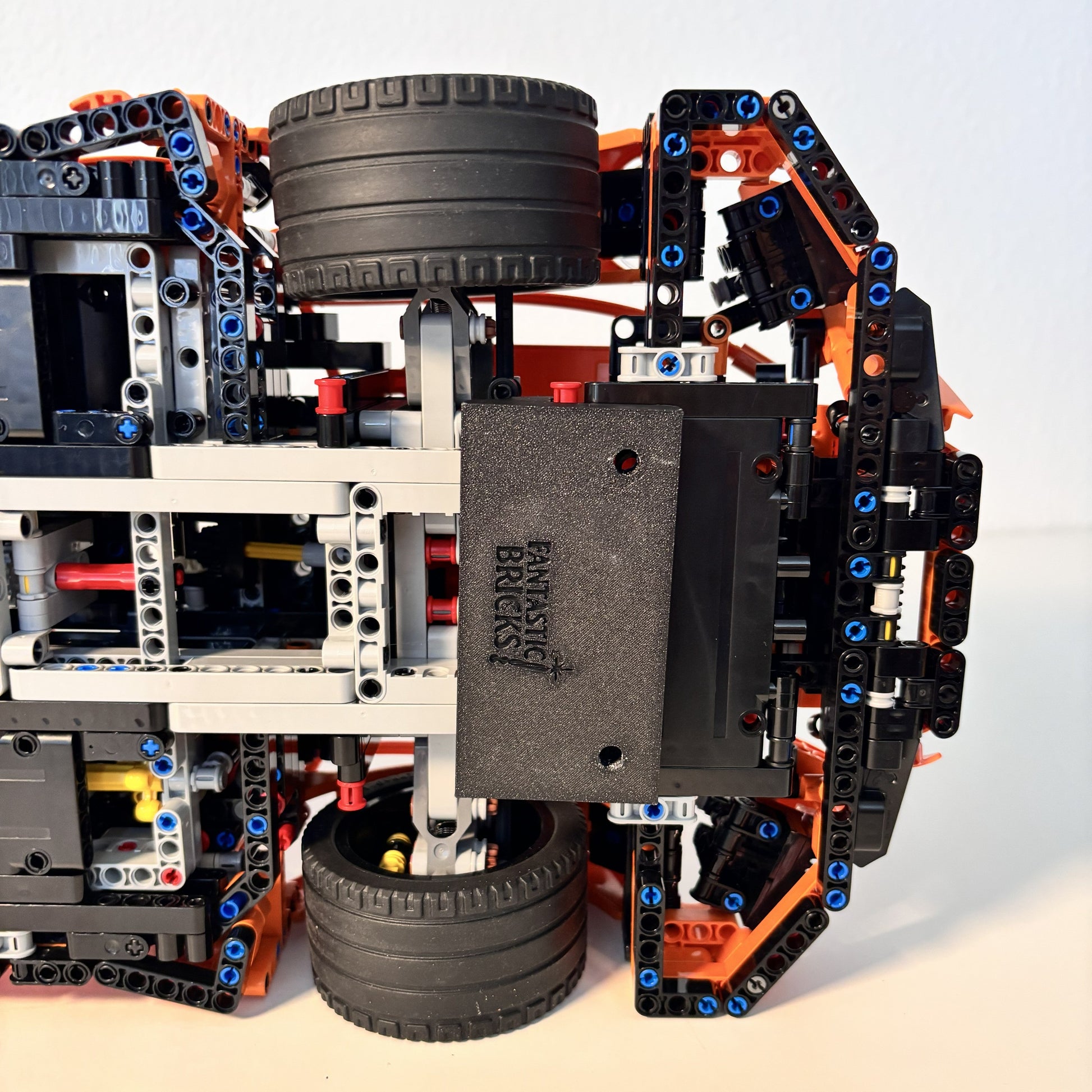 Vertikal væg-holder til LEGO® 42056 Porsche monteret på væg i lodret udstilling