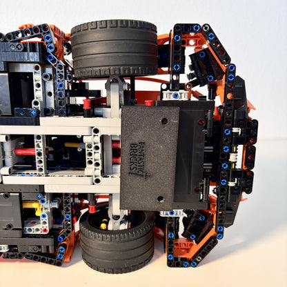 Vertikal væg-holder til LEGO® 42056 Porsche monteret på væg i lodret udstilling