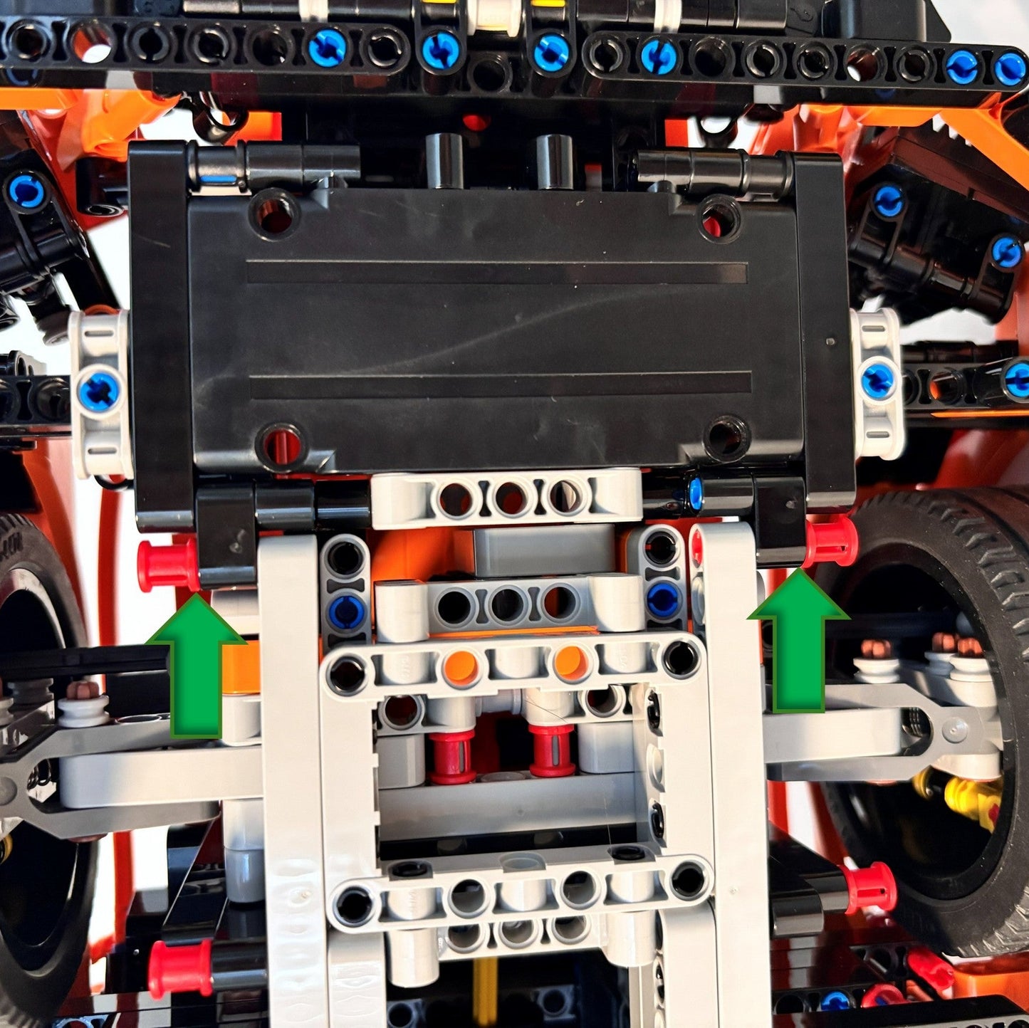Vertikal væg-holder til LEGO® 42056 Porsche monteret på væg i lodret udstilling