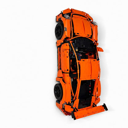 Vertikal væg-holder til LEGO® 42056 Porsche monteret på væg i lodret udstilling