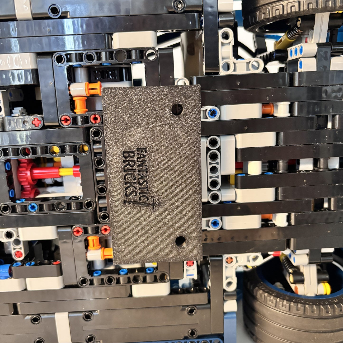 Vertikal væg-holder til LEGO® 42083 Bugatti monteret på væg i lodret udstilling