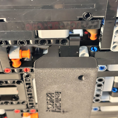 Vertikal væg-holder til LEGO® 42083 Bugatti monteret på væg i lodret udstilling