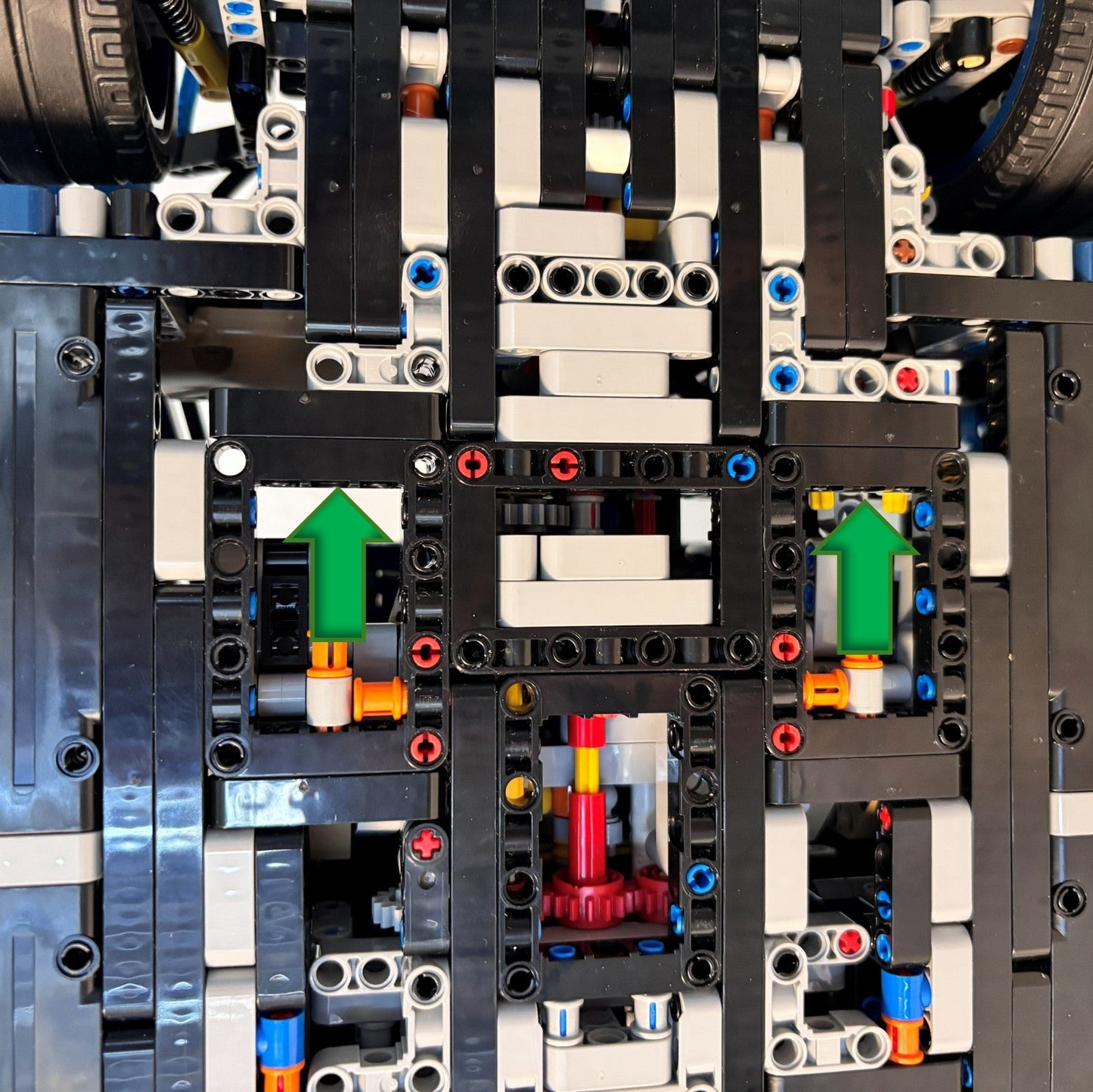 Vertikal væg-holder til LEGO® 42083 Bugatti monteret på væg i lodret udstilling