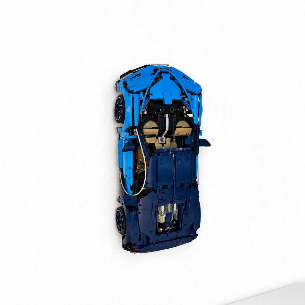 Vertikal væg-holder til LEGO® 42083 Bugatti monteret på væg i lodret udstilling
