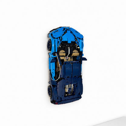 Vertikal væg-holder til LEGO® 42083 Bugatti monteret på væg i lodret udstilling