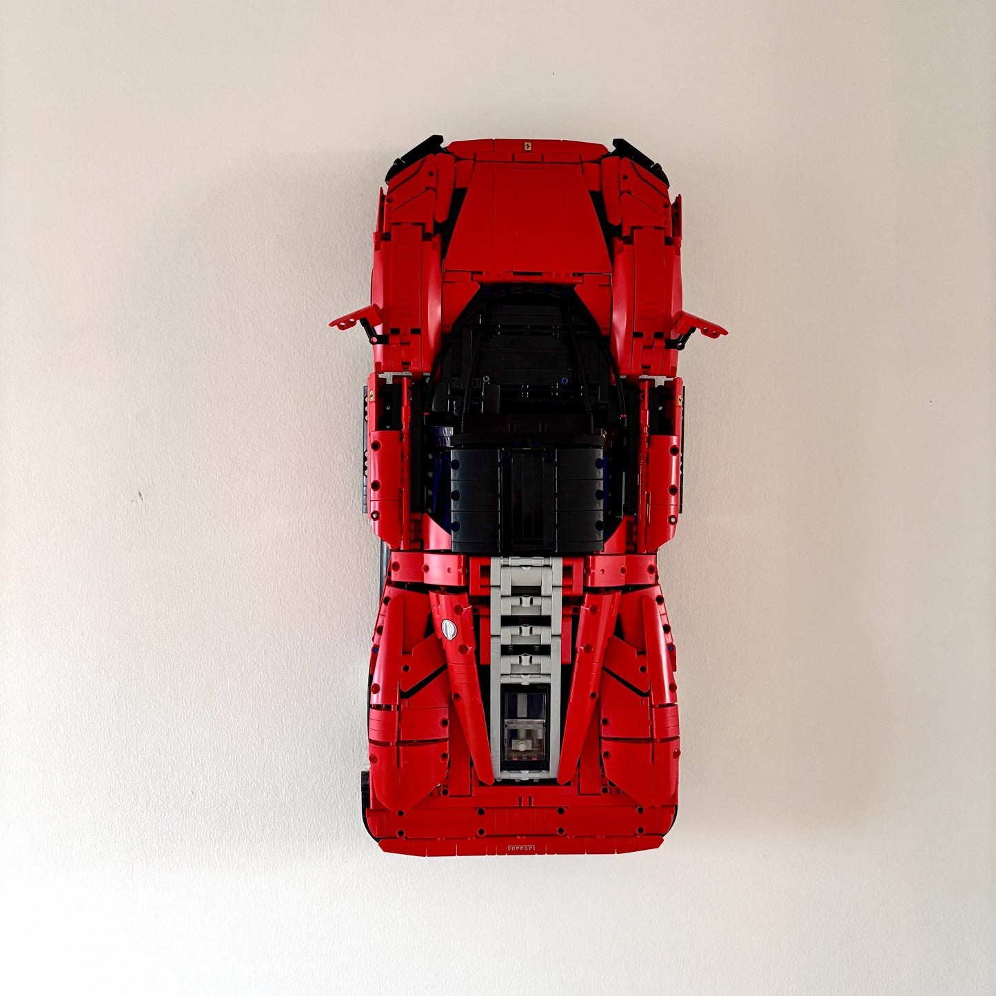 Vertikal væg-holder til LEGO® LEGO-42143 Ferrari monteret på væg i lodret udstilling