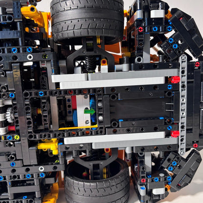 Vertikal væg-holder til LEGO® 42172 McLaren monteret på væg i lodret udstilling