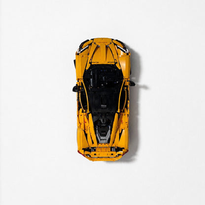 Vertikal væg-holder til LEGO® 42172 McLaren monteret på væg i lodret udstilling