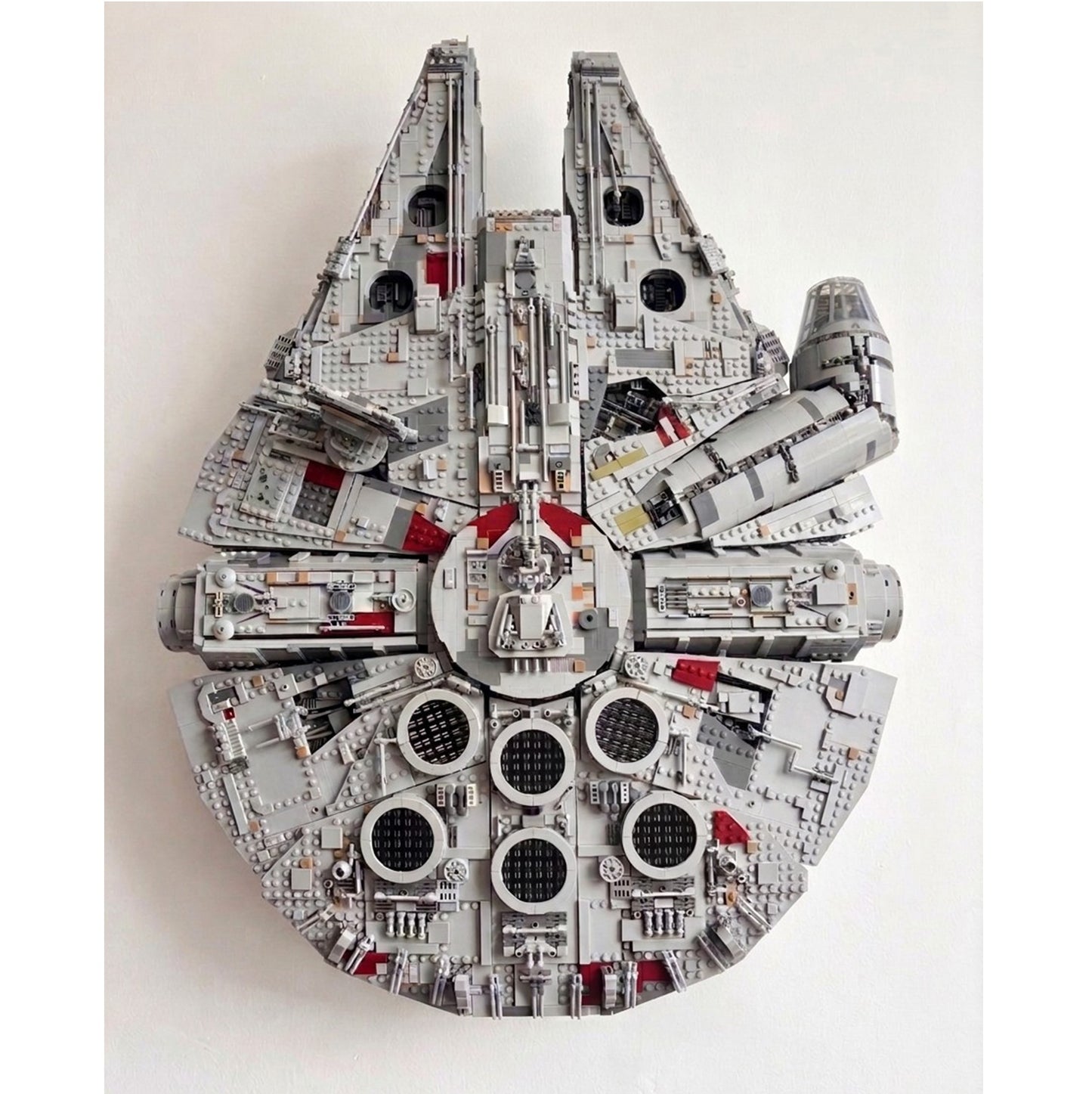 Vertikal væg-holder til LEGO® Star Wars™ 75192 Millennium Falcon monteret på væg i lodret udstilling