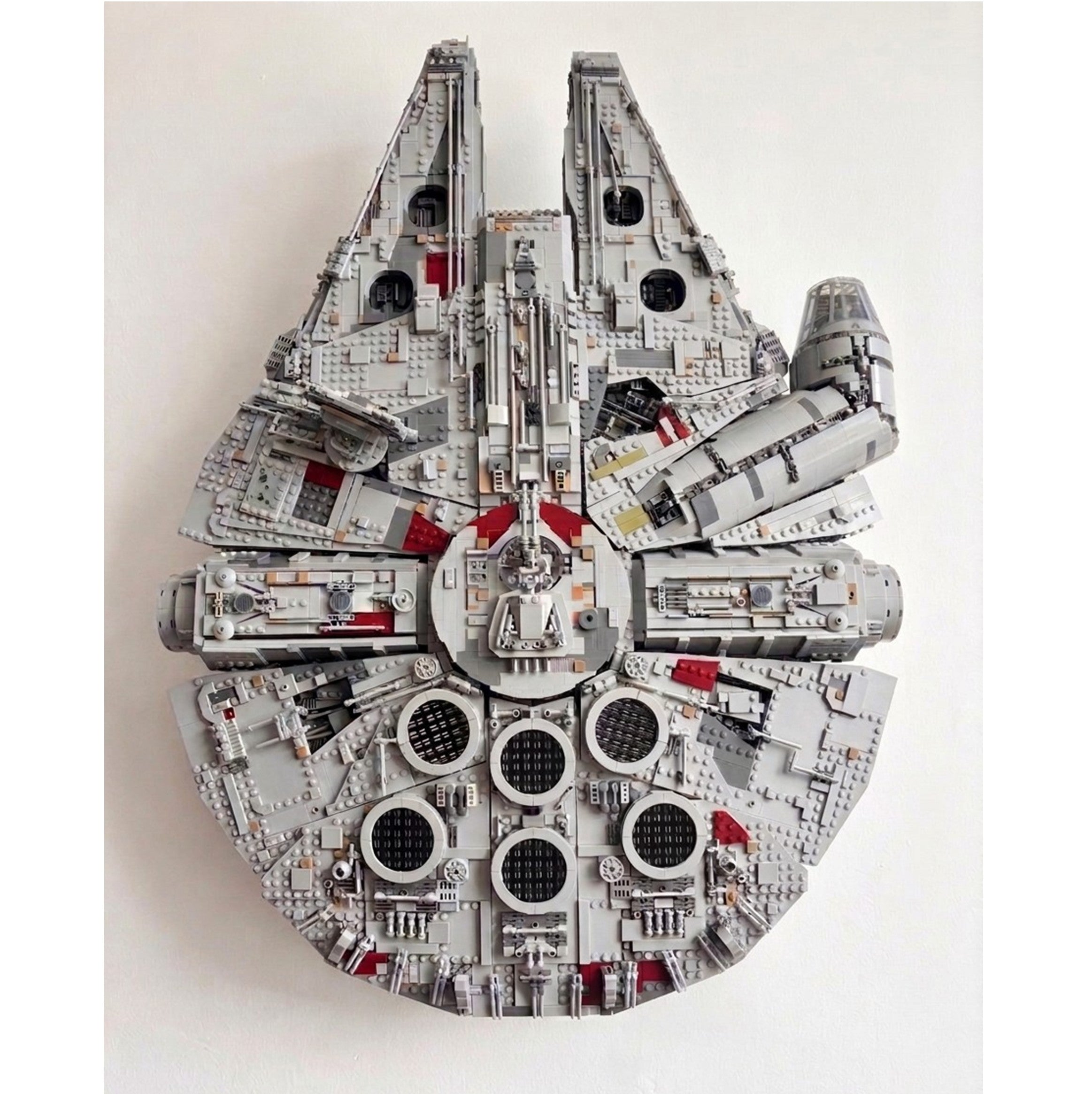 Vertikal væg-holder til LEGO® Star Wars™ 75192 Millennium Falcon monteret på væg i lodret udstilling