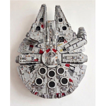 Vertikal væg-holder til LEGO® Star Wars™ 75192 Millennium Falcon monteret på væg i lodret udstilling