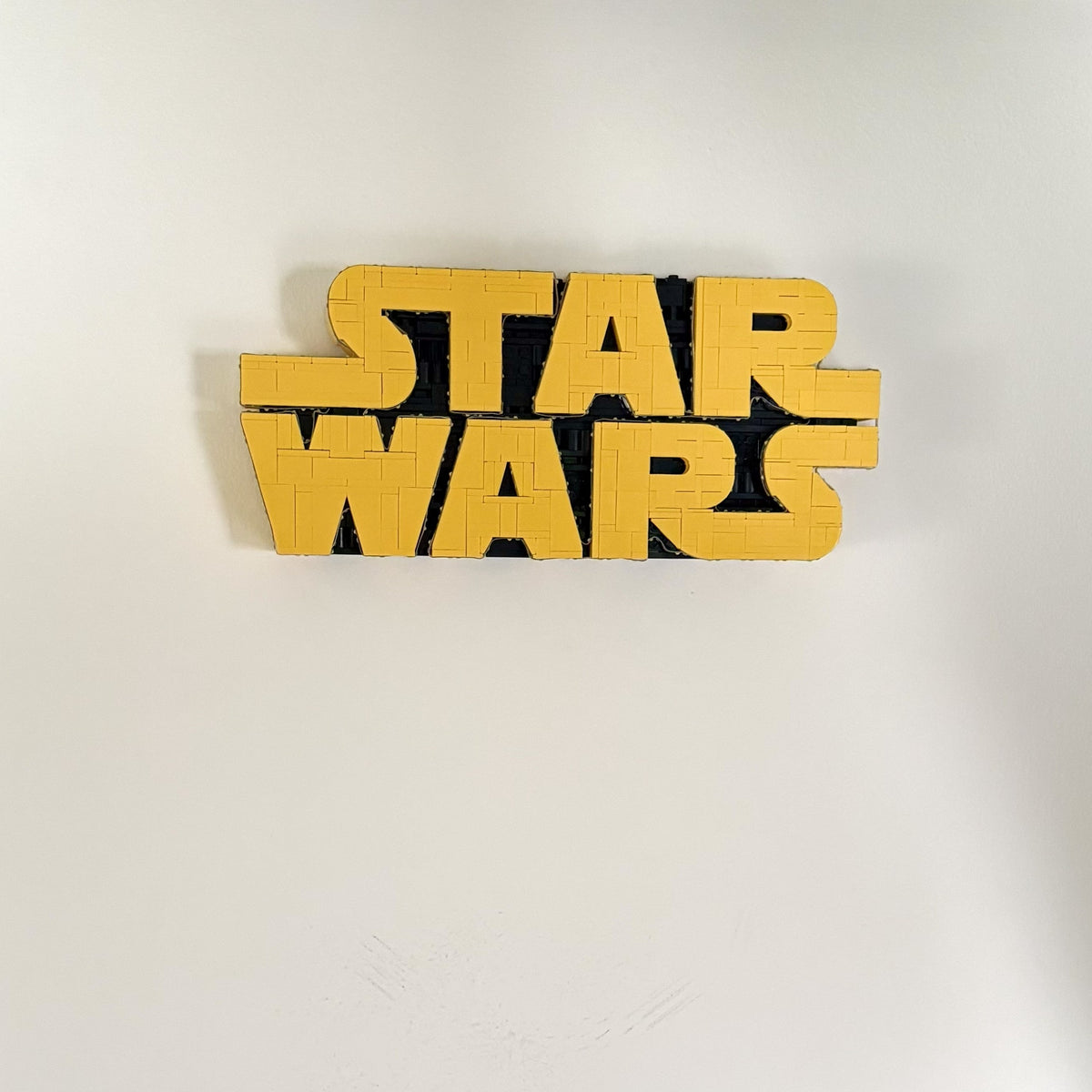 Vægholder til LEGO® 75407 Brick-Built Star Wars™ Logo monteret på væg
