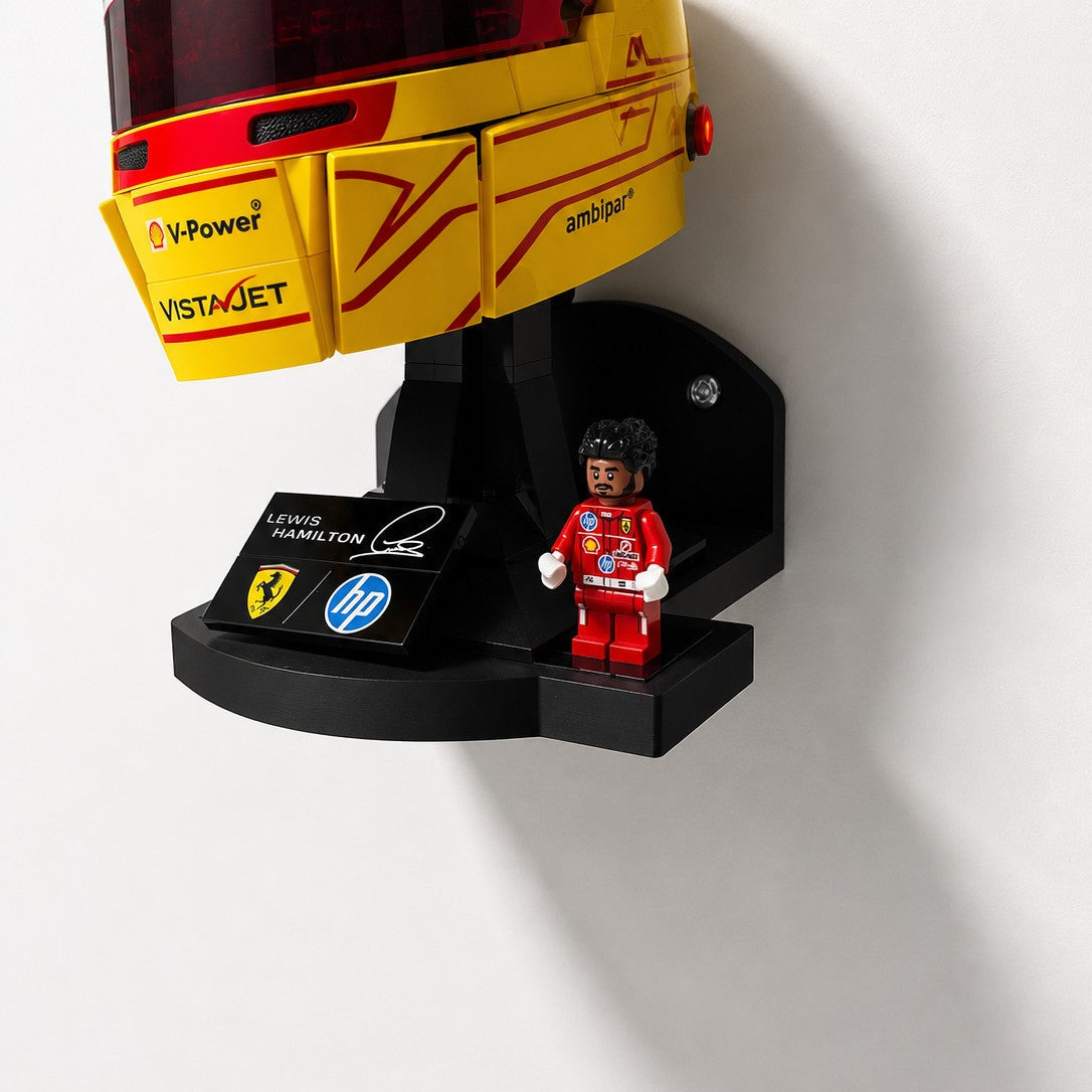 Vægholder til LEGO® F1® hjelme 43014 og 43022 monteret på væg