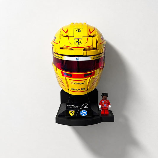 Vægholder til LEGO® F1® hjelme 43014 og 43022 monteret på væg