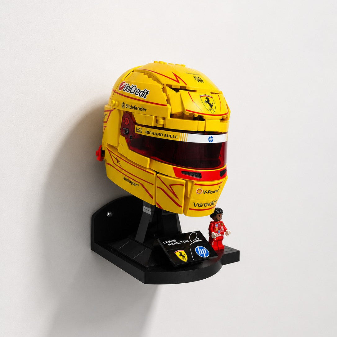 Vægholder til LEGO® F1® hjelme 43014 og 43022 monteret på væg